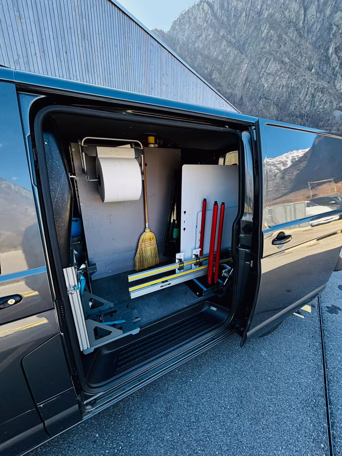 Véhicule atelier Auto Glass Service prêt pour intervention à domicile en Suisse Romande